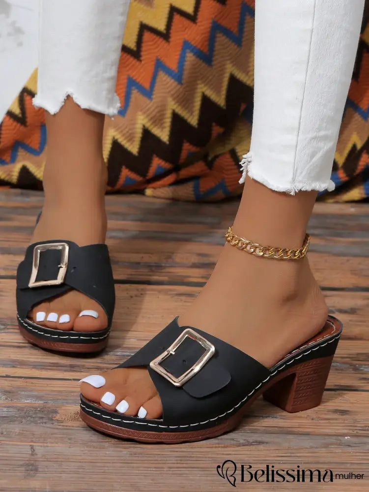 Sandálias Plataforma Feminina Peep-Toe Plus Size com Fivela de Metal, Elegância Retrô e Conforto para o Dia a Dia - Salto Chunky Preto