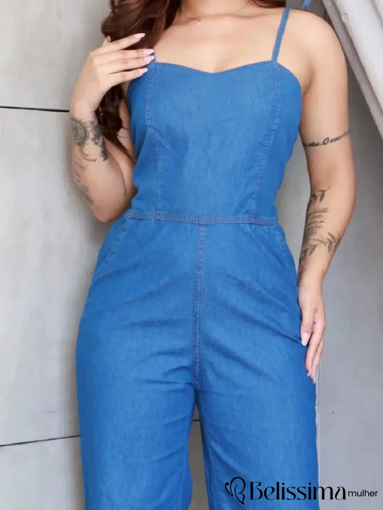 Macacão Feminino Jeans Pantalona com Alça Ajustável e Detalhe de Lastex nas Costas